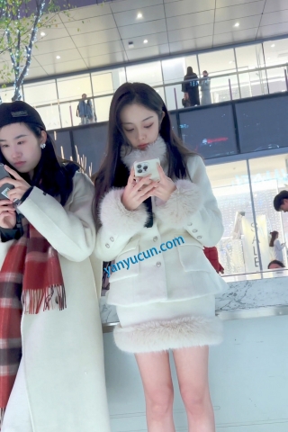 trump1382【KFC】极品美女雪天光腿·被摄影师各种拍·白色内微透黑森林