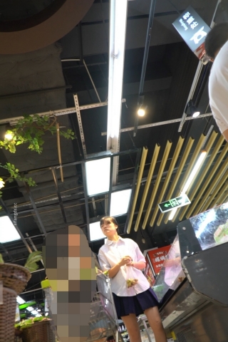 kc1268（空城原创）百褶短裙小少妇逛超市，干净波点白N包裹肉臀