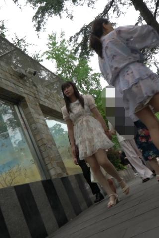 kc1469（空城原创）花裙少妇和家人逛公园，微透白N包裹肥臀