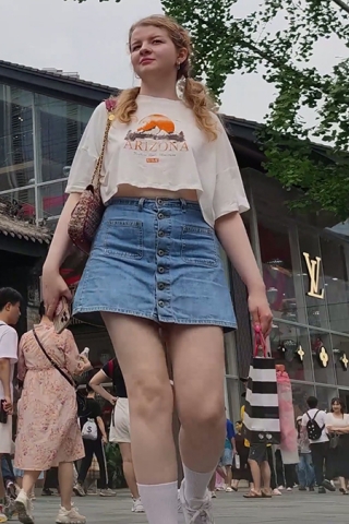 XM185蓝色牛仔短裙扎两个辫子可爱外国小姐姐，白色丁字裤