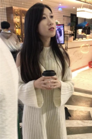 TK365-原创 投稿 抄底超苗条的平底鞋妹子超薄肉丝白