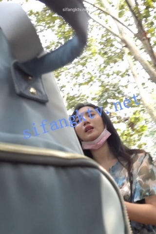 kc487（空城原创）逛公园的花裙美艳少妇，干净淡粉N