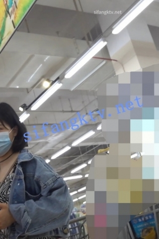 kc686（空城原创）豹纹短裙少妇带孩子逛超市，黑窄N包不住肉臀