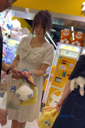 trump248【 KFC-95 】⭐⭐长裙学生妹逛街，低配刘若英，可爱N