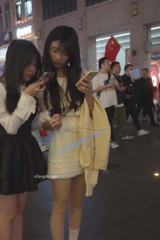 (BC-AA-465)白裙小姐姐逛街..肉色丝袜排队被抄底白色窄内