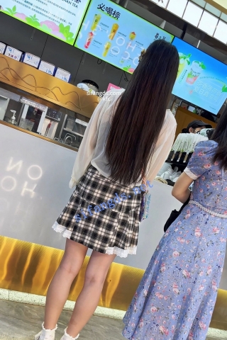 trump1134【KFC】短裙靓女和闺蜜逛街。光腿白色内内前后CD