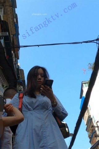 kc376（空城原创）接孩子放学的天蓝连衣裙少妇，天蓝NN夹进肉臀