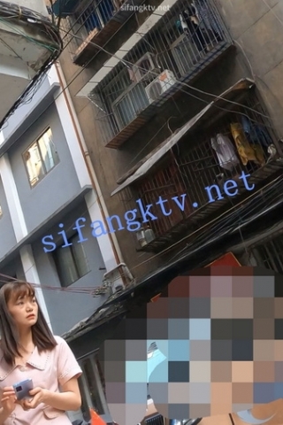 kc599（空城原创）带孩子买菜的粉裙少妇，彩虹色微透N包裹肉臀