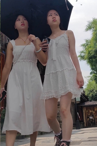 XM144白色连衣裙小姐姐和闺蜜出来游玩，粉色内内