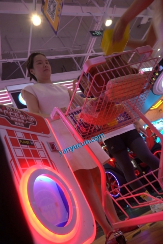 kc1606（空城原创）白裙白嫩少妇带孩子玩，微透无痕N紧裹肥臀