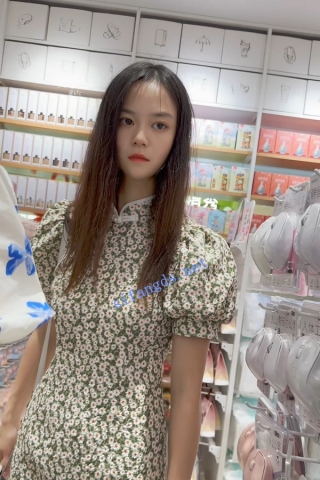 trump1162【KFC】长裙大眼靓女和闺蜜逛街买东西。白色内内前后CD