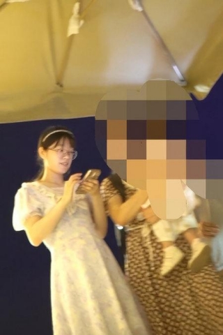 kc1488（空城原创）连衣裙眼镜少妇和家人逛街，天蓝N包裹肉臀