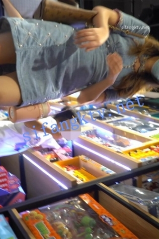 kc814（空城原创）性感美艳牛仔短裙少妇，花花微透N包裹肥臀