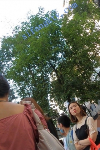 kc271（空城原创）接孩子放学的黑裙少妇穿着天蓝色半透明NN