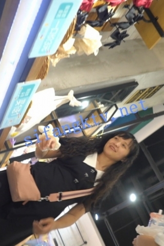 kc885（空城原创）和朋友逛商场的黑裙小少妇，干净粉N包裹肉臀