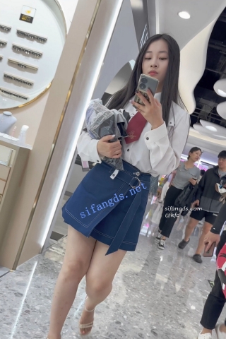 trump1311【KFC】靓女下班回家·一直专注玩手机·短裙半透白内尿黄一片