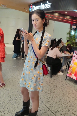 XM197蓝色印花连衣裙小姐姐排队等奶茶还看了镜头一眼，白色窄内