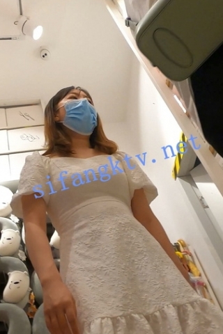 kc418（空城原创）逛商场的白裙少妇，米白色半透NN包裹肉臀