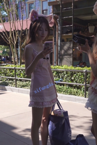 (BC-AA-577)超短吊带裙美女竟然无打底..弯腰拿东西侧面露毛