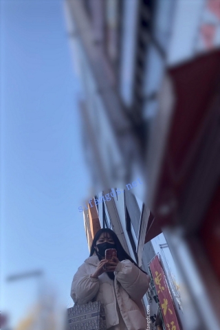 【日产精选】029美女冬天羽绒服配短裙。透心凉CD蕾丝内