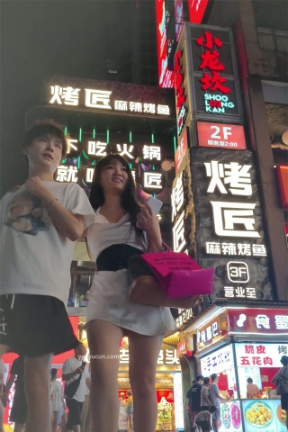 XM264银色连衣裙微胖美女和男朋友逛街，蓝色内内