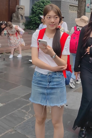 XM047蓝色牛仔短裙小姐姐和家人出来旅游，灰色内内