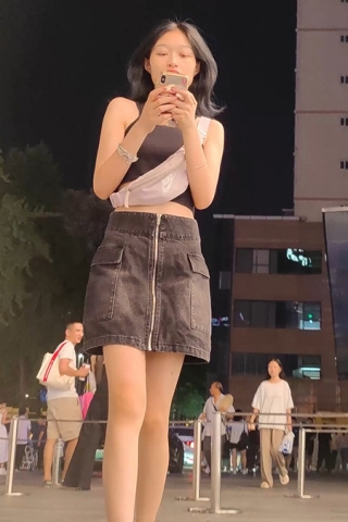 XM110黑色牛仔短裙小姐姐扶梯抄底绿色内内