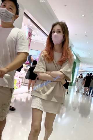 trump1137【KFC】洋妞和中国老公逛街。男的好幸福。光腿窄纸尿裤CD