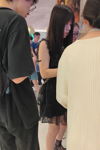 XM078黑色连衣裙小姐姐一个人看电影，抄底蓝色内