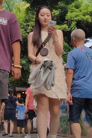 XM068米黄色连衣裙小姐姐和男朋友逛街，白色内内