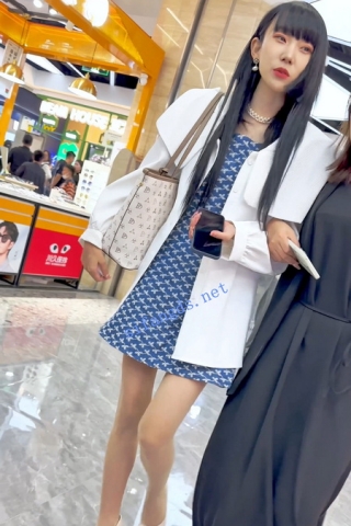 trump1219【KFC】潮流靓女逛街和走秀一样。肉色丝袜蓝色内内前后CD