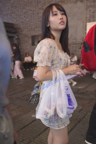 (BC-SSS-086)美女花裙被包掀起露屁股..蕾丝骚丁坐台阶被拍