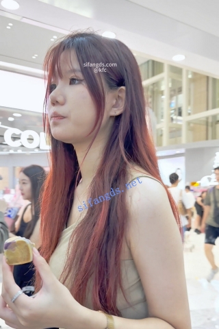 trump1155【KFC】包臀裙学生妹和闺蜜逛街。伸到两腿中间拍白色内内