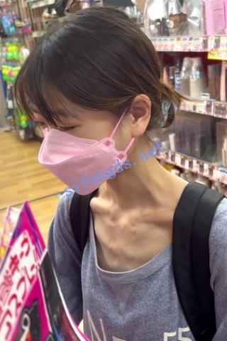 【日产精选】035宽松运动服美女一套粉色豹纹逛街被拍胸