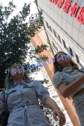 kc420（空城原创）逛街的俩短裙闺蜜，一个条纹NN一个偷偷打底