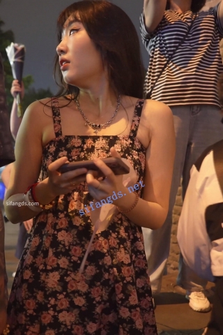 (BC-AA-495)吊带花裙美女景点拍照..跟拍窄内屁股黑了一大块