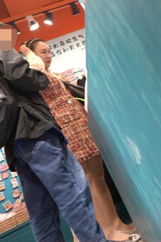 kc1527（空城原创）花裙少妇和家人逛商场，薄丝微透白N包裹肥臀