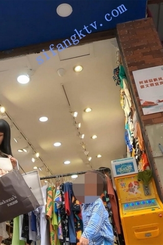 kc372（空城原创）带孩子买衣服的白色包裙少妇，粉N包裹肉臀