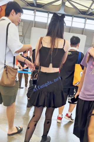 trump1121【KFC】短裙少妇和男友逛街。黑色丝袜白色内前后CD