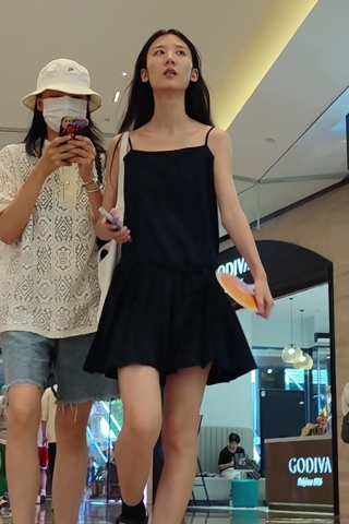 XM204黑色连衣裙小姐姐和闺蜜逛街吃法，白色内内