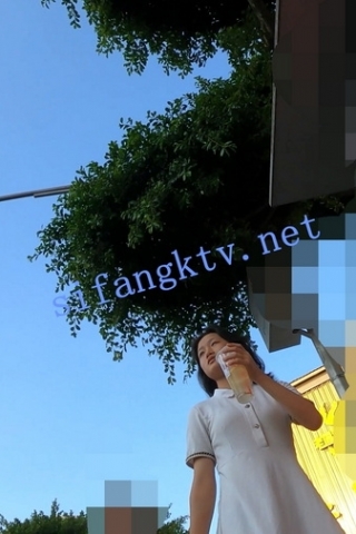 kc514（空城原创）送朋友坐车的白裙可爱妹子，可爱NN白嫩肉臀