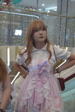 (BC-AA-385)卡通花粉裙美女逛街..买玩具被抄底粉色内裤