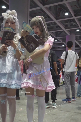 【xxn-346】两位女仆小姐姐逛街..肉色丝袜配白内买小吃被CD