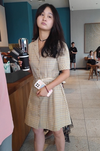 XM099黄色连衣裙小姐姐买咖啡期间抄底，蓝色内