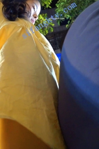 kc254（空城原创）陪男友逛夜市的黄裙妹子，肉臀干净白N