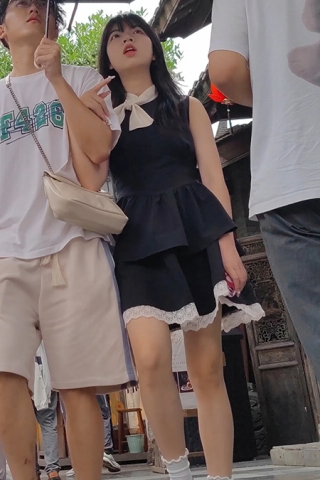XM026黑色连衣裙小姐姐和男朋友出来逛街，白色内内