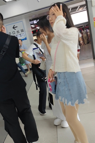 XM140蓝色牛仔短裤肉色丝袜女学生，白色斑点内