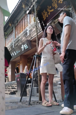 CS081【CSCD】白色连衣裙带眼镜小姐姐出来游玩，灰色内内