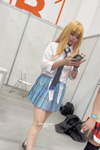 trump1108【KFC】牛仔裙少妇逛街。穿着暴露。黑色骚丁前后CD