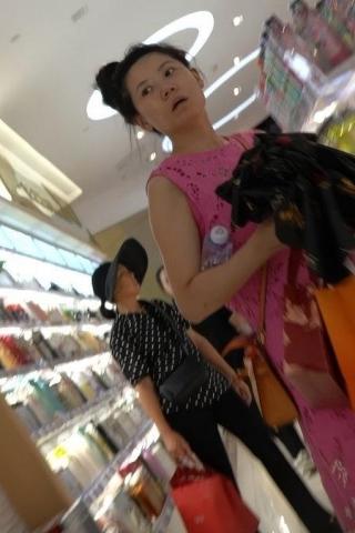 kc1503（空城原创）玫红连衣裙小少妇逛超市，干净纯白N包裹肉臀